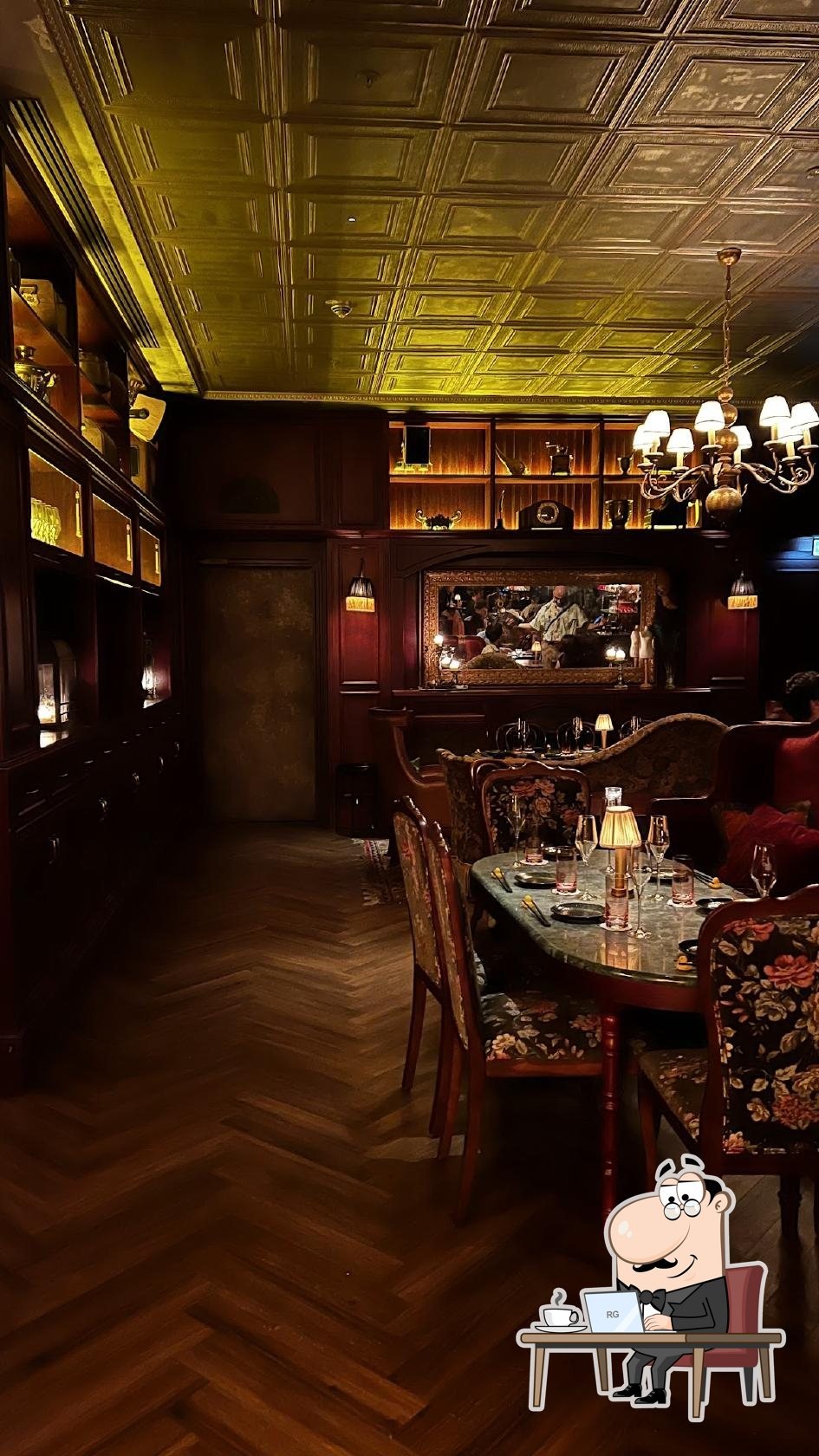 Ein stilvoller Restaurantbereich mit einem bequemen Sitzbereich